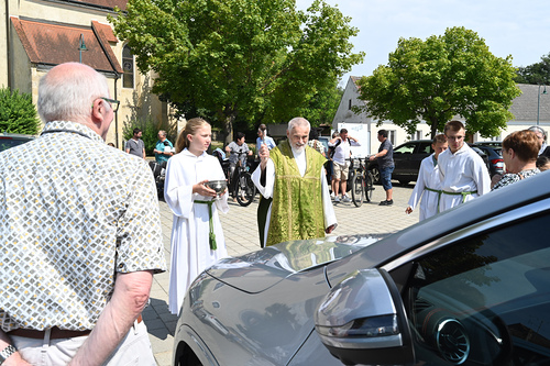 Pater Norbert Kalcher segnet die Fahrzeuge